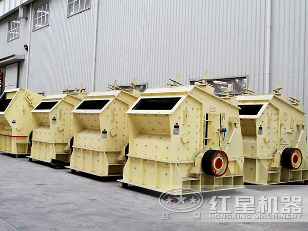 河南反擊式破碎機(jī)廠家車(chē)間一角